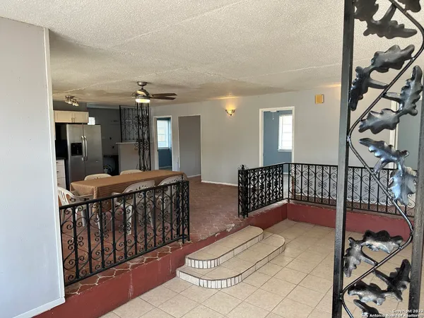 a view of entryway with a