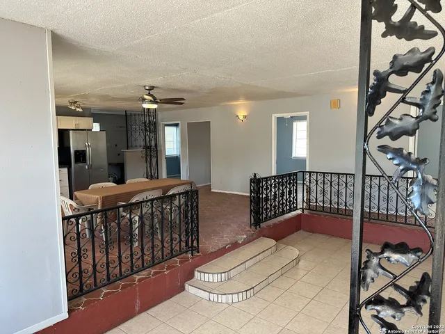 a view of entryway with a