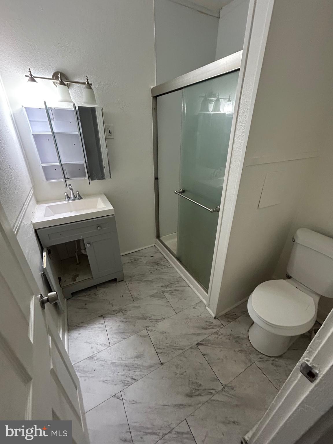 2015 Sinclair Lane Baltimore, MD 21213 - Photo 8 of 8 Full bath