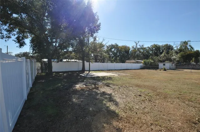 a view of a yard with a house