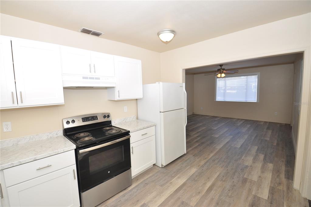 1445 East Stuart Street Bartow, FL 33830 - Photo 5 of 18 a kitchen with granite countertop a stove a sink and a refrigerator
