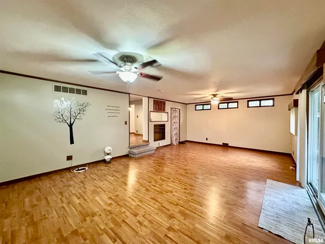 $129,900 | 325 Lawndale Street, Creve Coeur, IL 61610