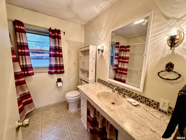 $129,900 | 325 Lawndale Street, Creve Coeur, IL 61610