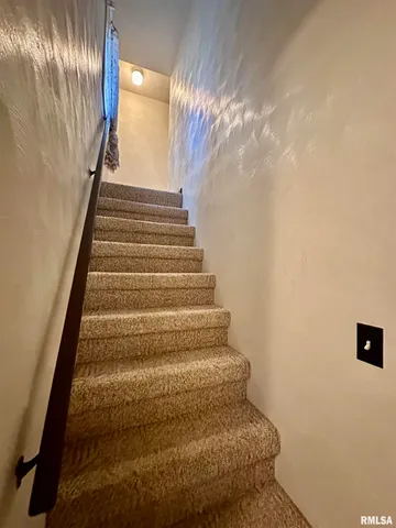 $129,900 | 325 Lawndale Street, Creve Coeur, IL 61610