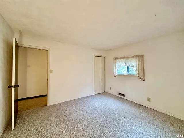 $129,900 | 325 Lawndale Street, Creve Coeur, IL 61610