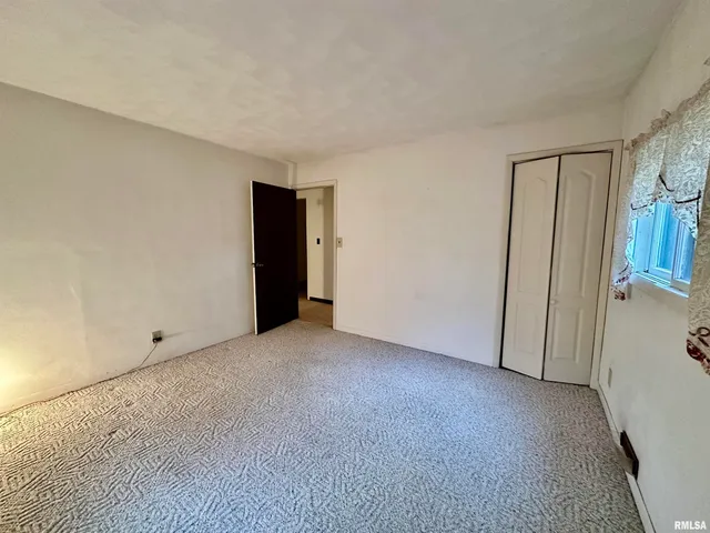 $129,900 | 325 Lawndale Street, Creve Coeur, IL 61610