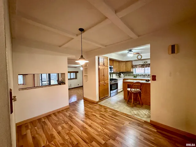 $129,900 | 325 Lawndale Street, Creve Coeur, IL 61610