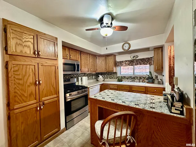 $129,900 | 325 Lawndale Street, Creve Coeur, IL 61610