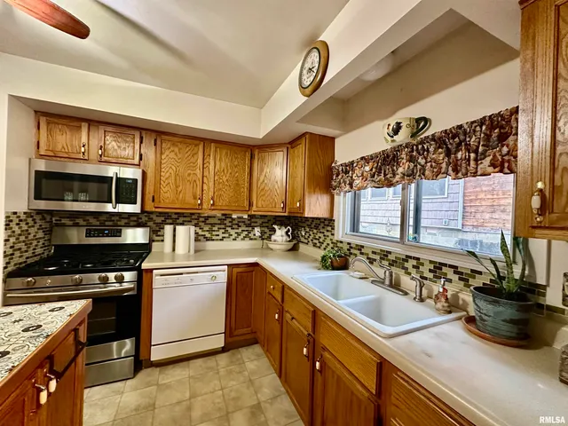 $129,900 | 325 Lawndale Street, Creve Coeur, IL 61610