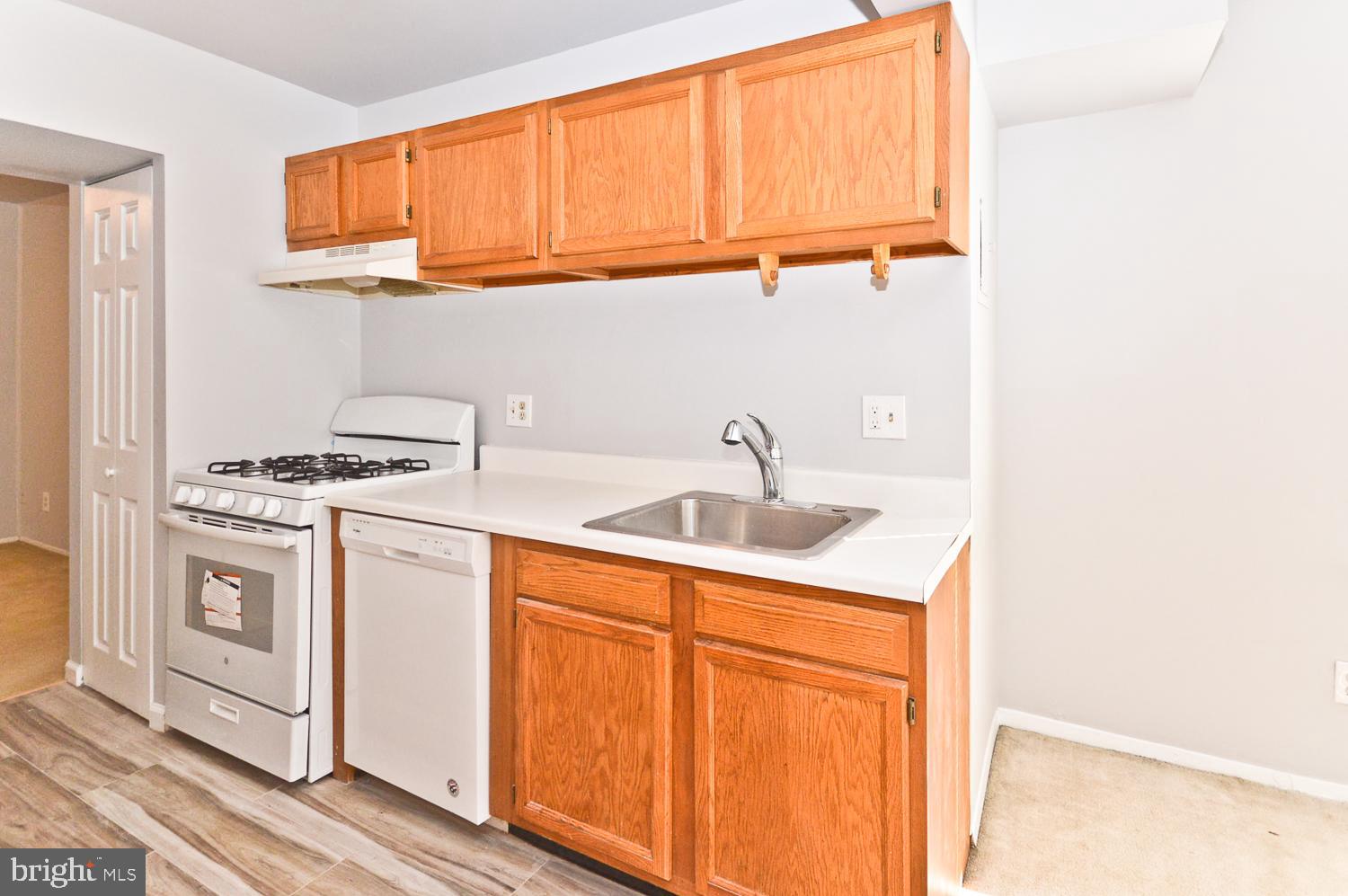 11238 Cherry Hill Road, Unit 40 Beltsville, MD 20705 - Photo 8 of 33 Kitchen