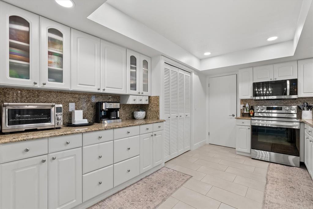 6835 Roxbury Drive Sarasota, FL 34231 - Photo 11 of 29