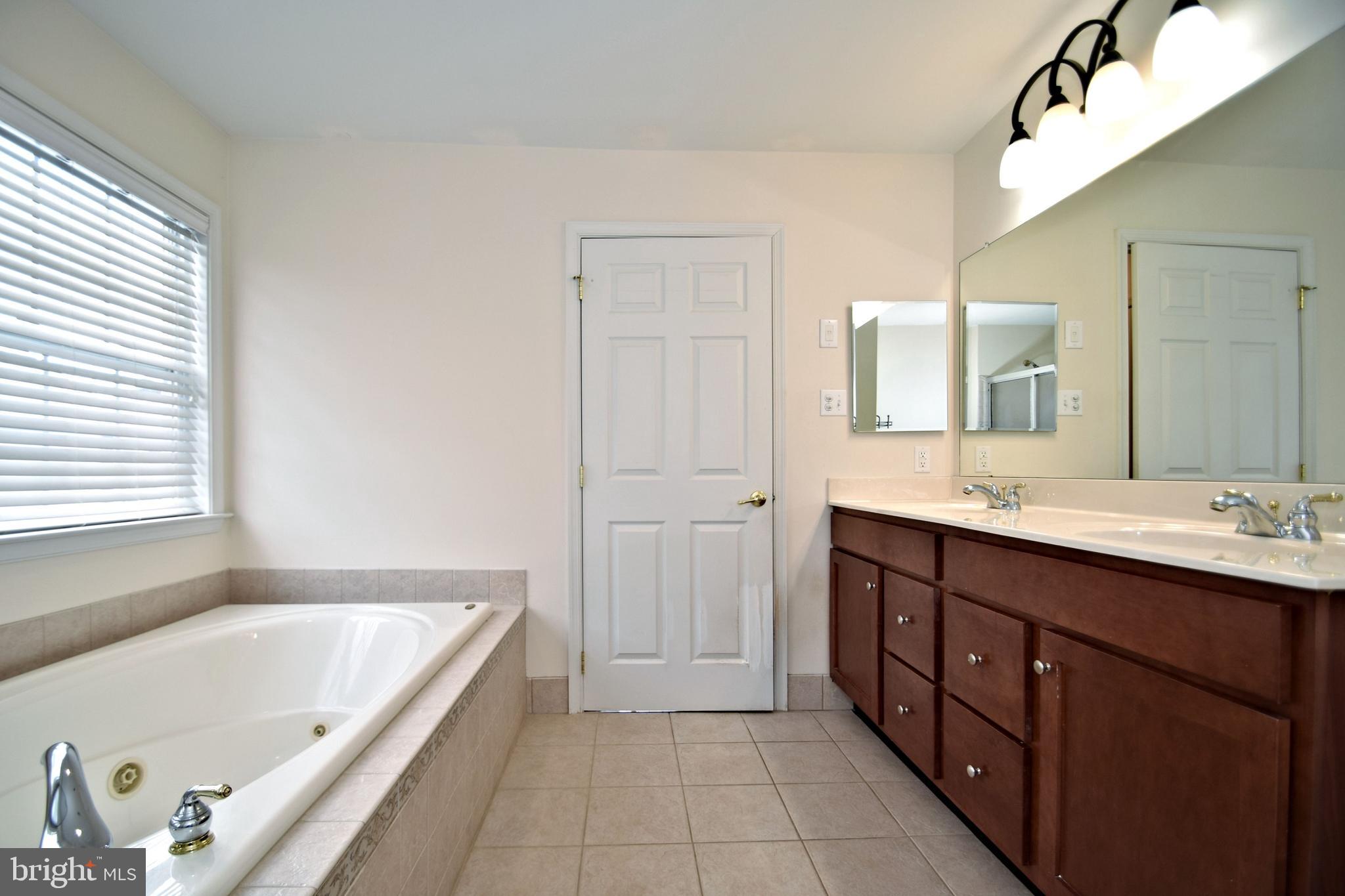 10 Wellington Road Newtown, PA 18940 - Photo 15 of 24 Separate shower & whirlpool tub
