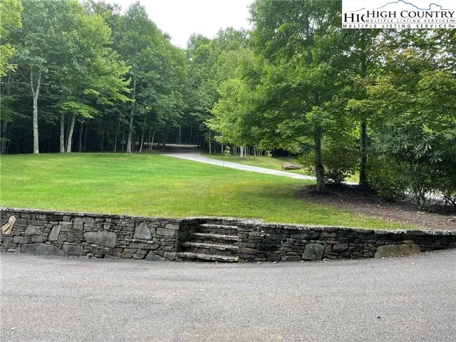 a view of a back yard