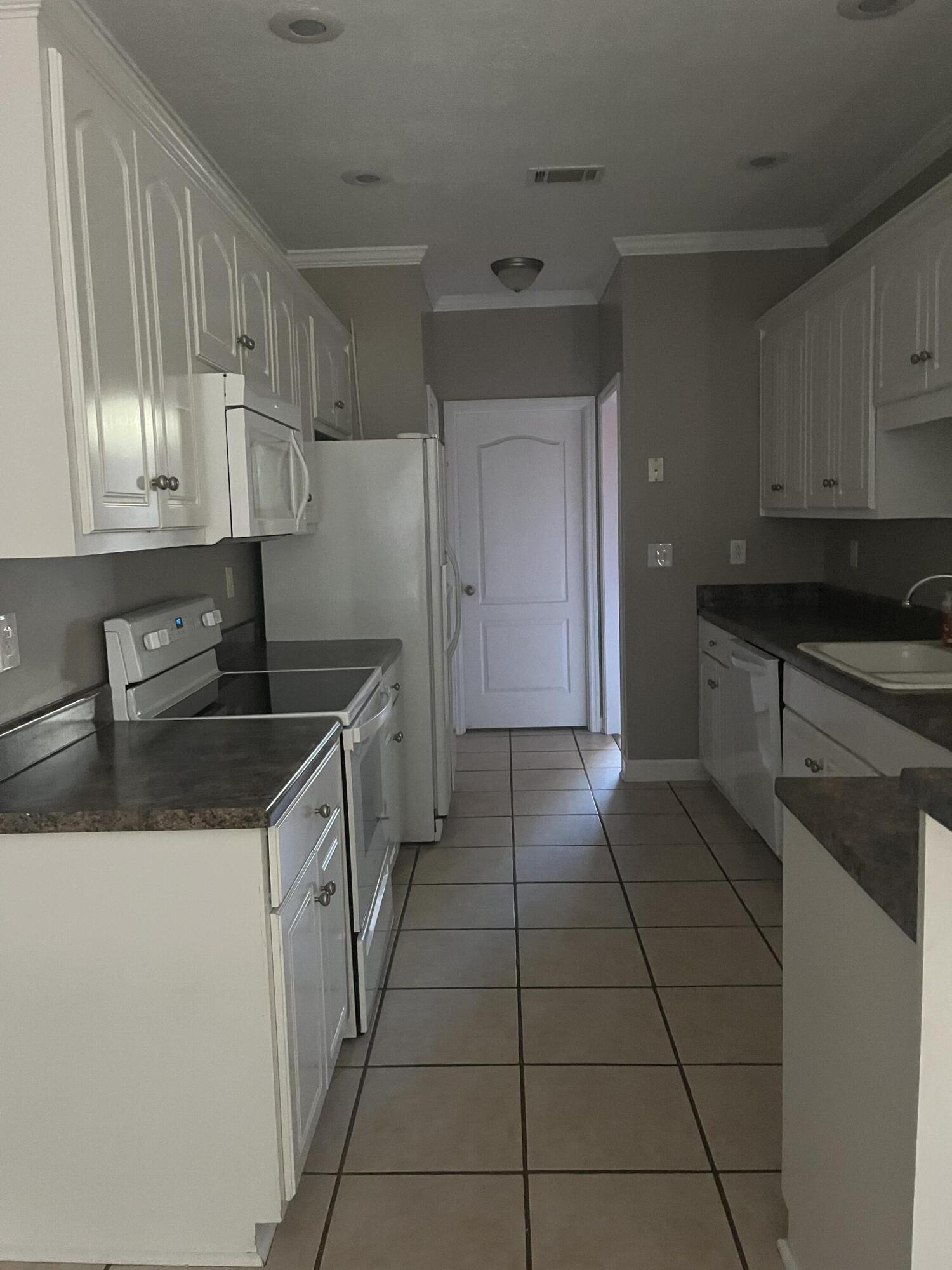 110 Stratford Lane Thomson, GA 30824 - Photo 5 of 16 Kitchen