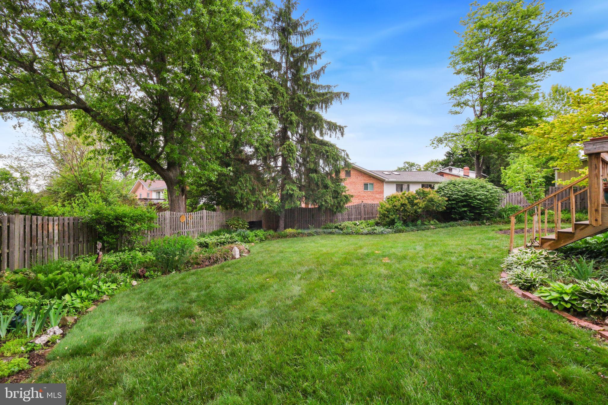 8815 Postoak Road Potomac, MD 20854 - Photo 3 of 45 a view of a backyard with garden