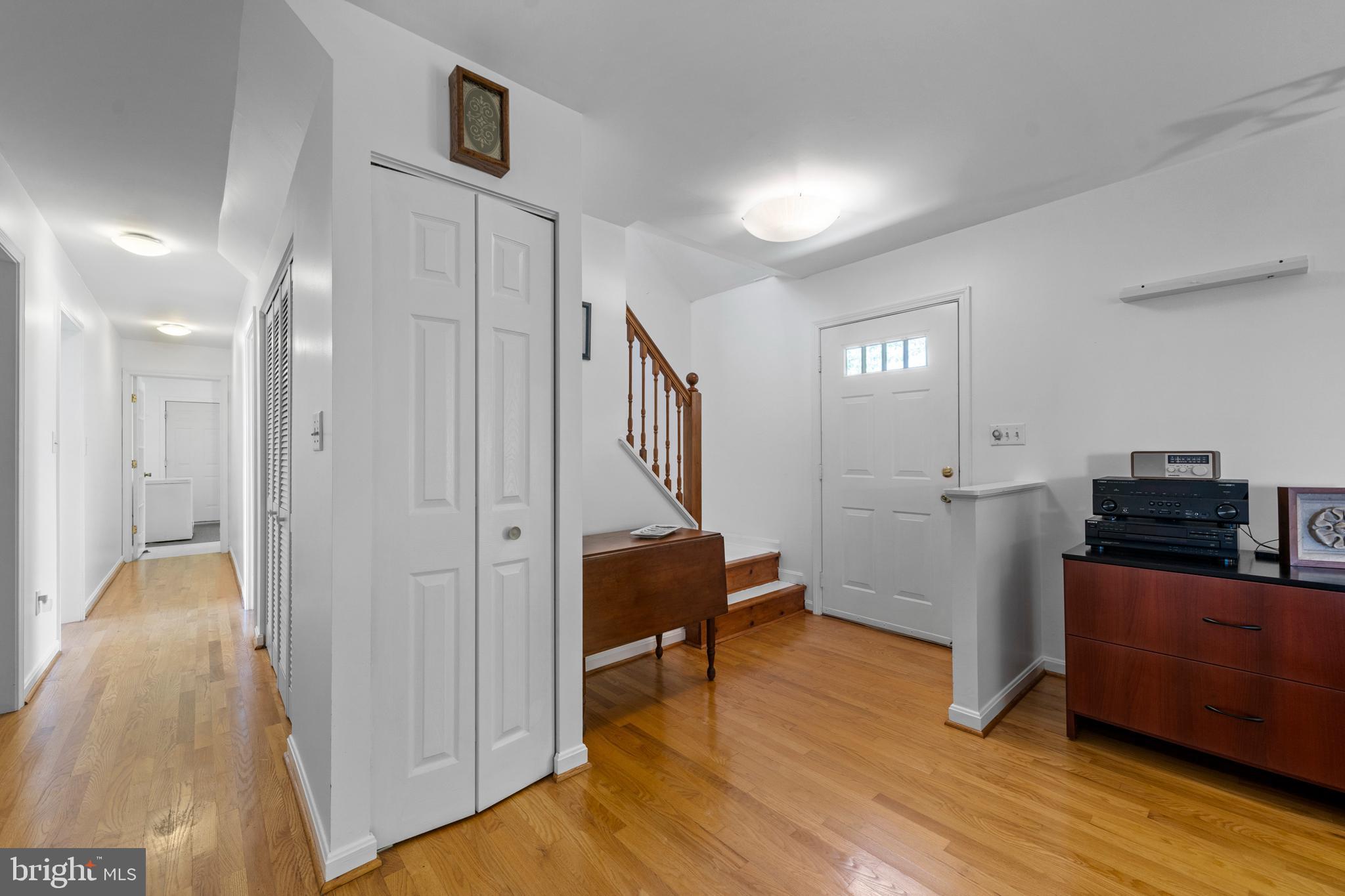 13555 South View Road Newburg, MD 20664 - Photo 6 of 74 Entryway with hardwood floors