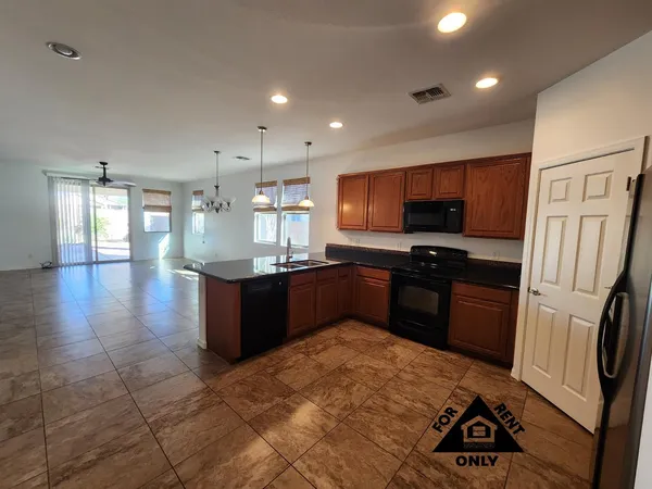 $2,200 | 7239 North 89th Drive, Glendale, AZ 85305