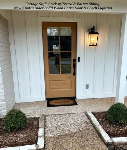 a view of an entryway of the house