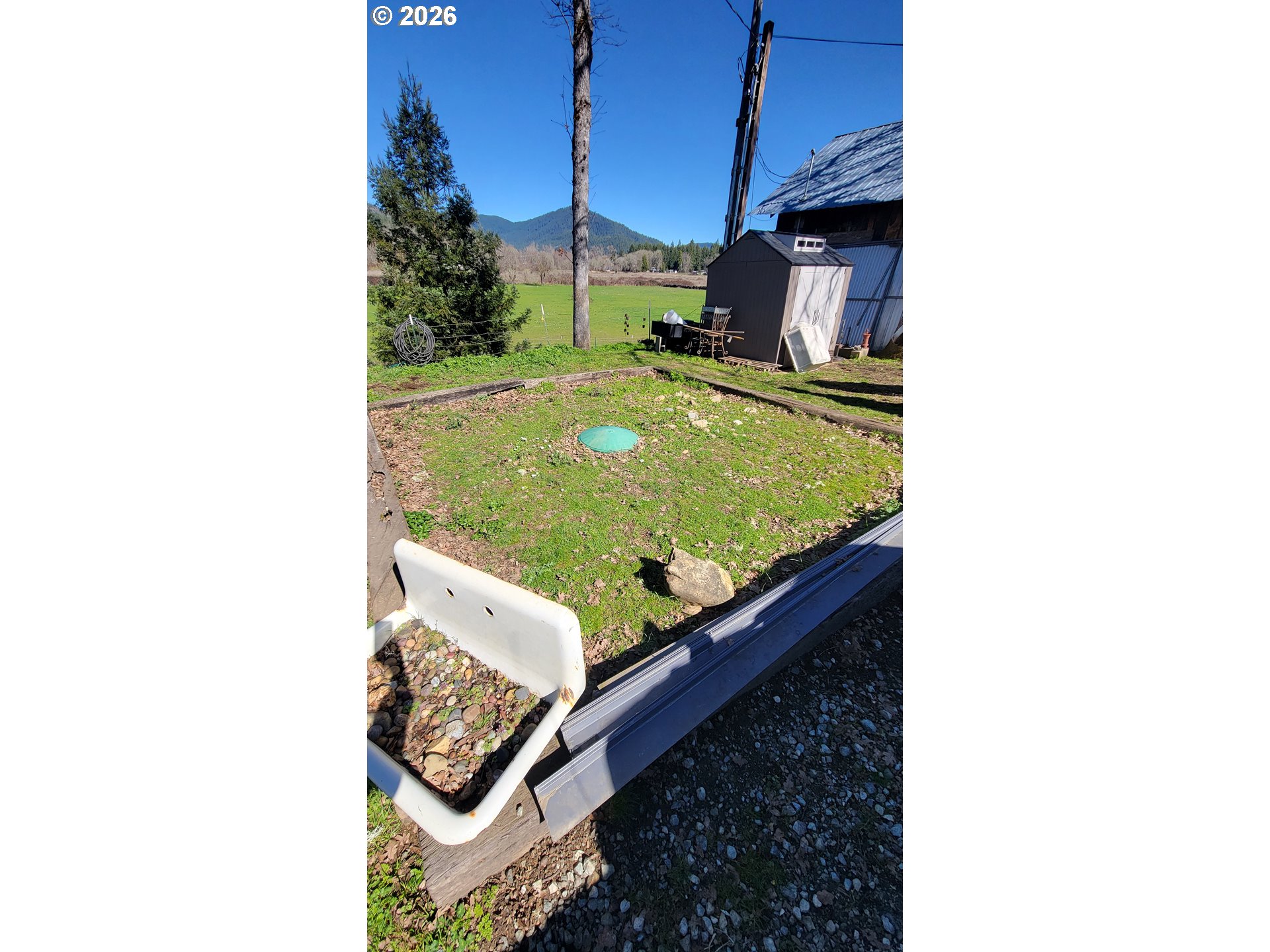 514 Eakin Road Azalea, OR 97410 - Photo 19 of 41 a room with a outdoor space