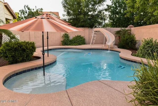 a view of a backyard