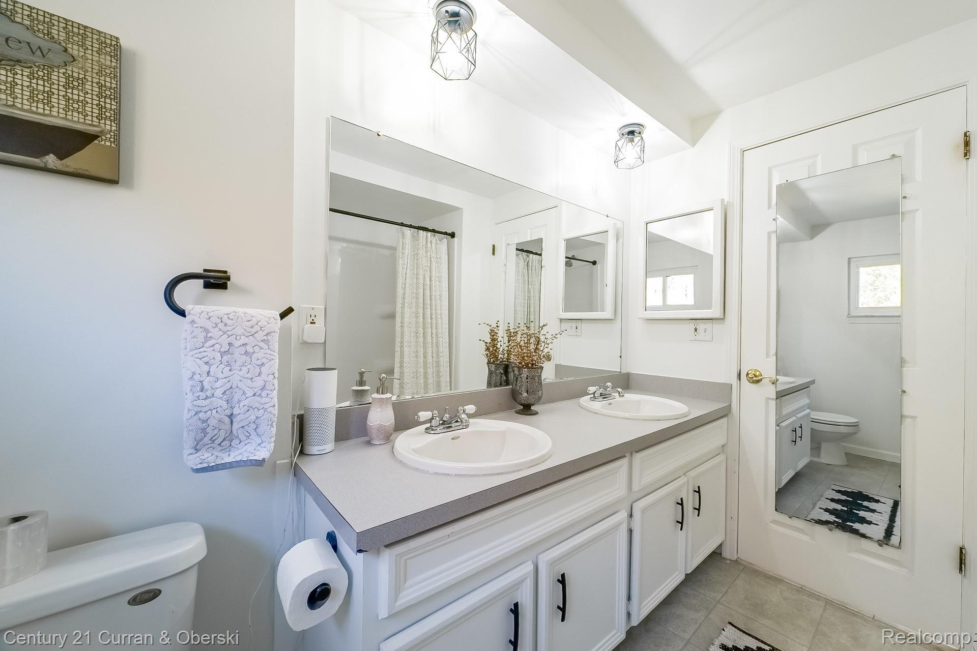 43074 Arlington Road Canton, MI 48187 - Photo 21 of 41 021-photo-main-bathroom-8723845.jpg