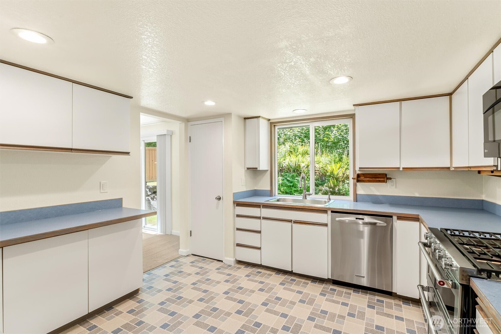 8830 Shell Place Edmonds, WA 98026 - Photo 12 of 39