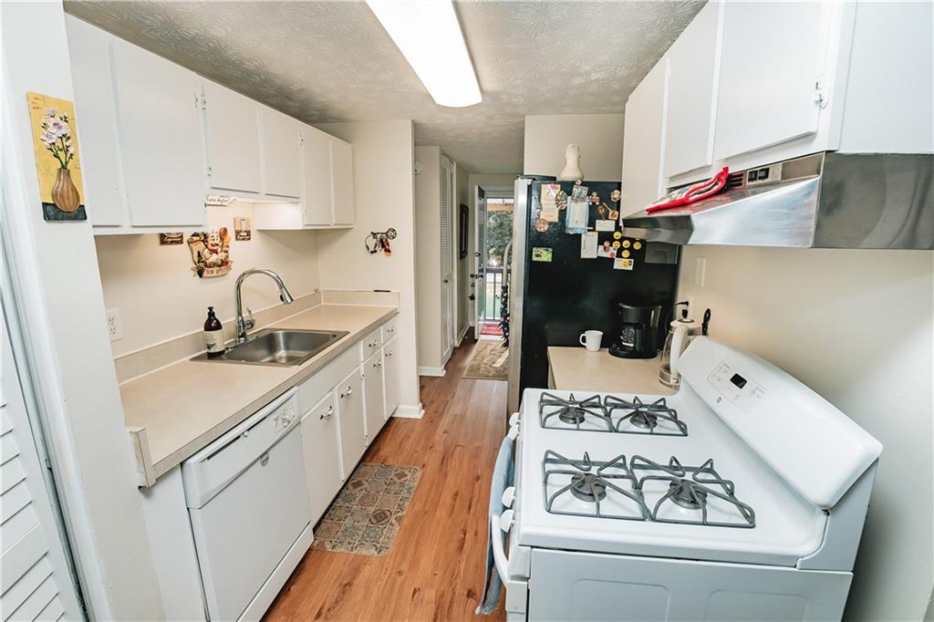 3184 Newcastle Way Snellville, GA 30039 - Photo 27 of 36 a kitchen with stainless steel appliances a stove a sink and white cabinets