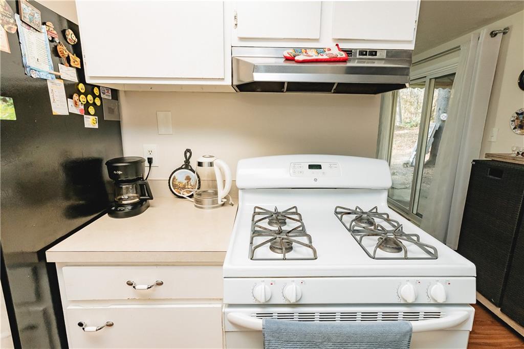 3184 Newcastle Way Snellville, GA 30039 - Photo 35 of 36 a kitchen with a stove and a white refrigerator