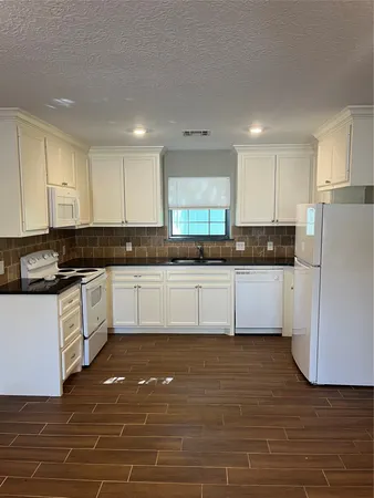 $1,300 | 18222 Bonnie Alice Drive, Unit B, Montgomery, TX 77316