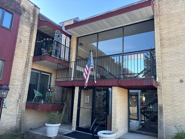 $1,700 | 787 Wilson Avenue, Unit 10, Glen Ellyn, IL 60137
