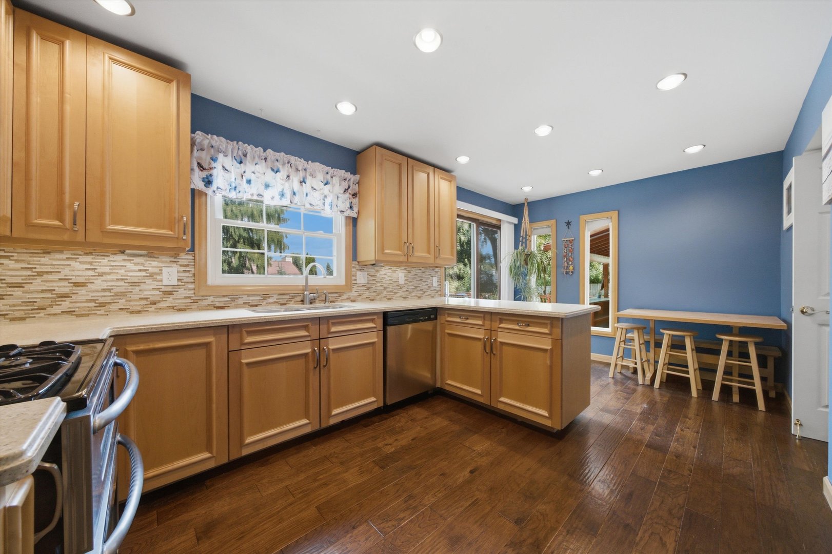 2320 Beck Road Lindenhurst, IL 60046 - Photo 6 of 35 Gallery Image 6