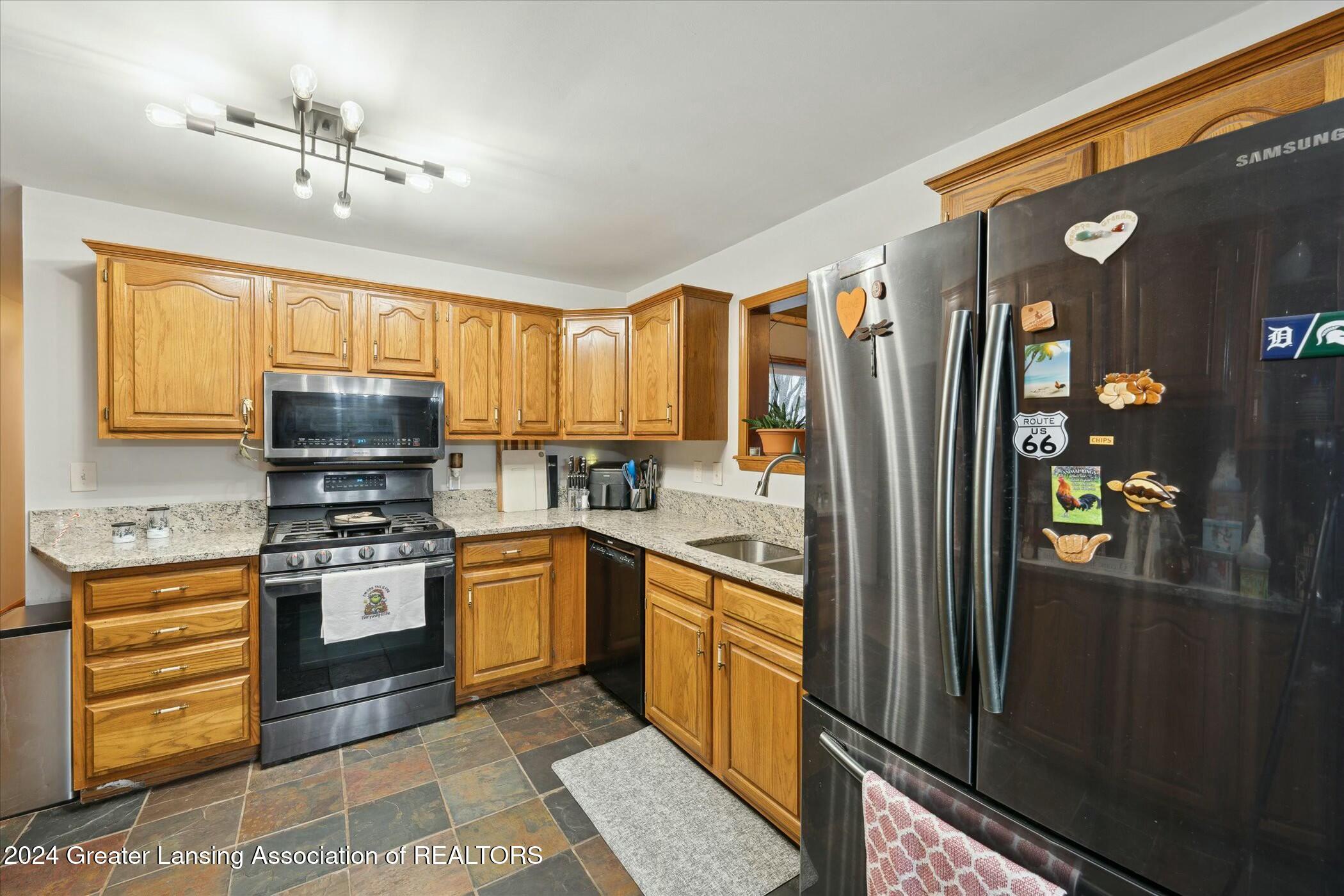 15407 Upton Road East Lansing, MI 48823 - Photo 18 of 58 tempImageDftOvG