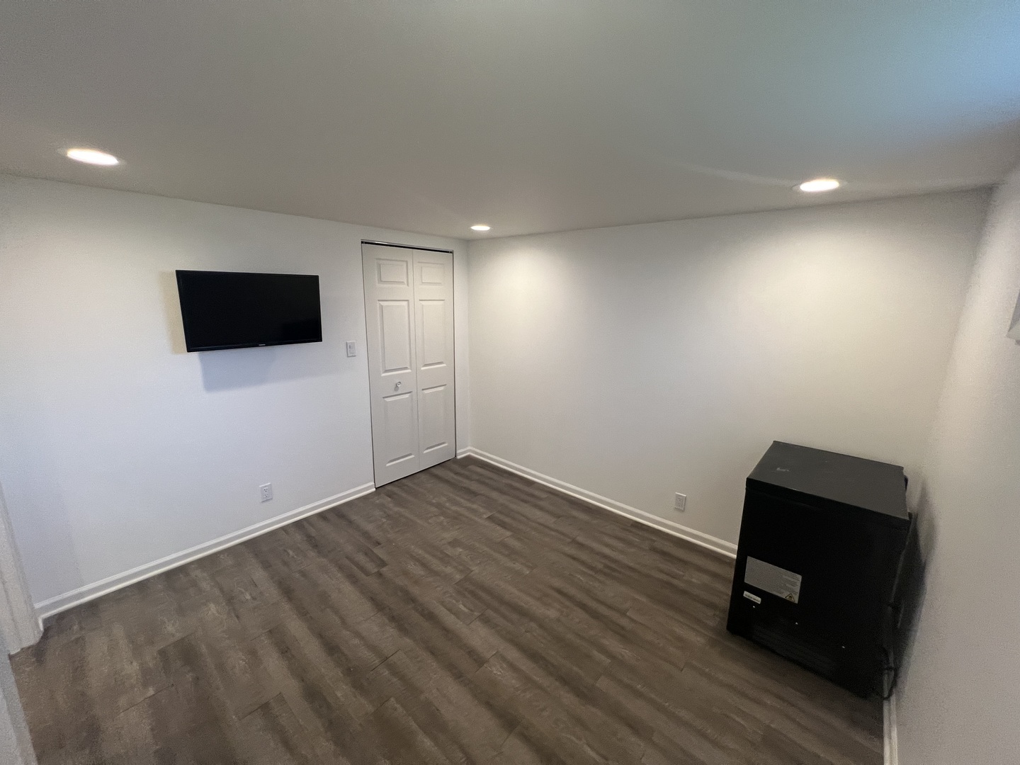 7830 Westview Lane Woodridge, IL 60517 - Photo 20 of 26 a view of room with wooden floor and windows