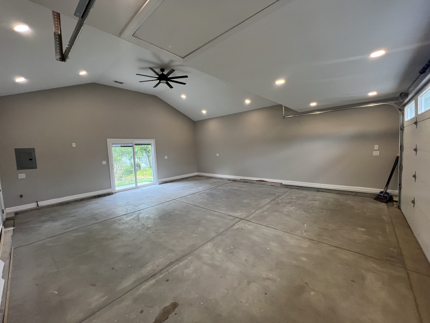 7830 Westview Lane Woodridge, IL 60517 - Photo 25 of 26 an empty room with a window and a ceiling fan