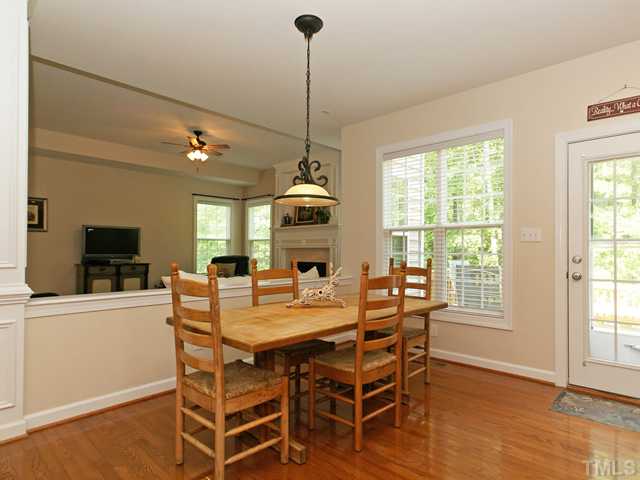 LIGHT AND BRIGHT BREAKFAST AREA!
