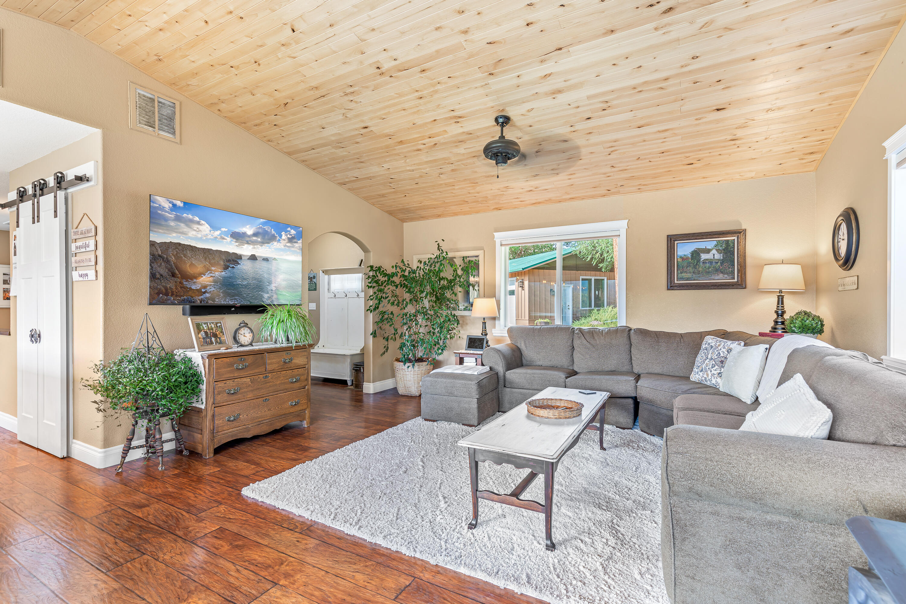 7811 Lost Creek Road Eagle Point, OR 97524 - Photo 5 of 81 Living Room