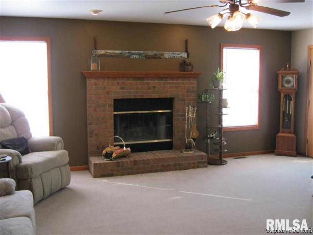 1085 Klor Road Buffalo, IL 62515 - Photo 5 of 12 Gallery Image 5