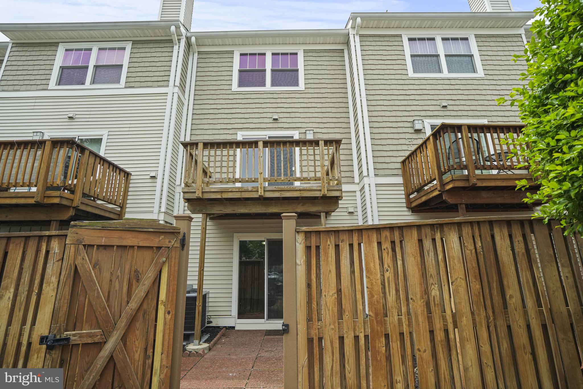 3823 9th Road South Arlington, VA 22204 - Photo 32 of 40 a view of a house with wooden fence