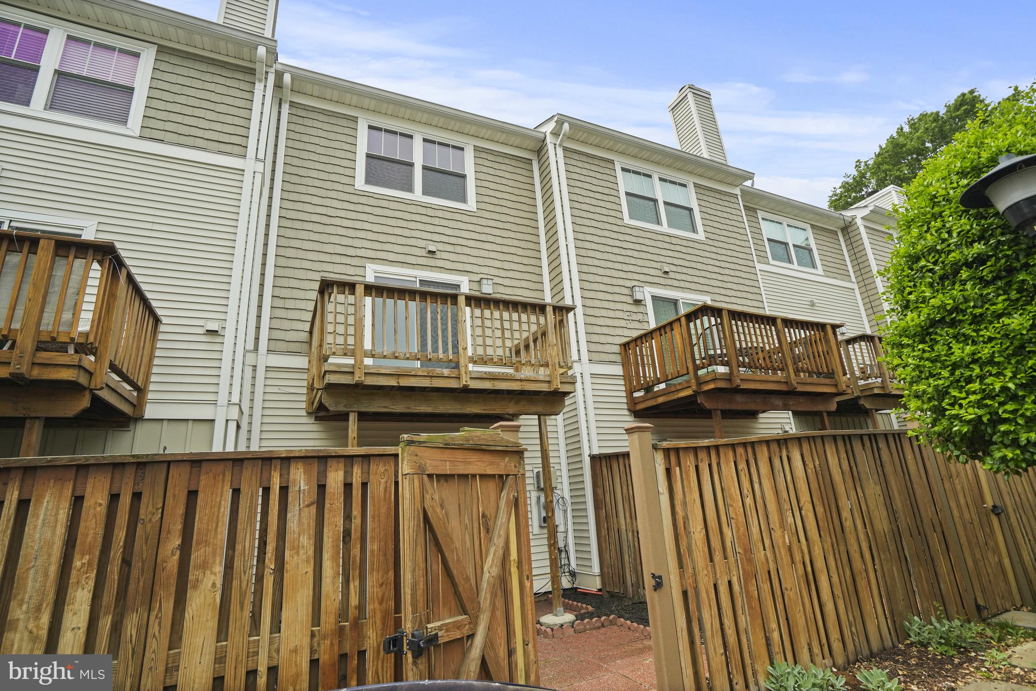 3823 9th Road South Arlington, VA 22204 - Photo 35 of 40 a view of a house with wooden fence