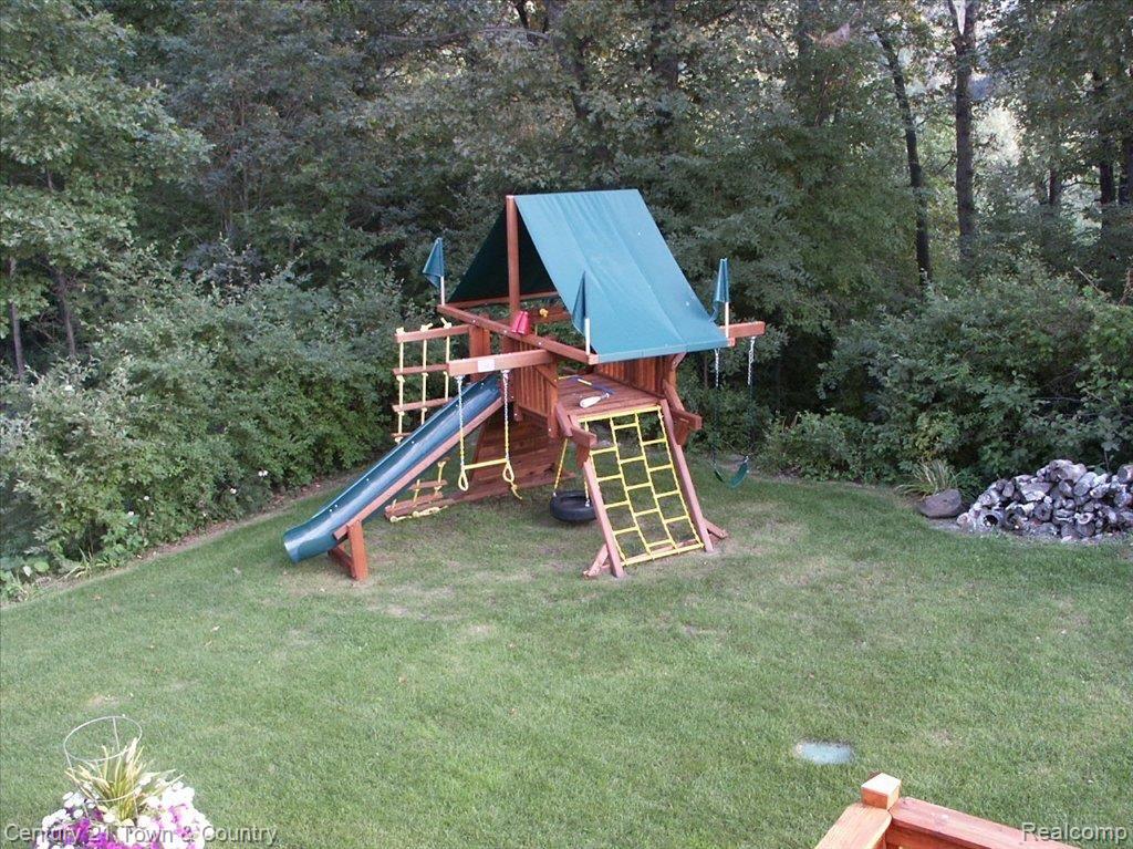 947 Ridgeview Circle Lake Orion, MI 48362 - Photo 7 of 22 Rear yard