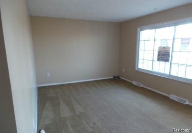 5800 West Gannon Road Fowlerville, MI 48836 - Photo 6 of 7 LIVING ROOM.jpg