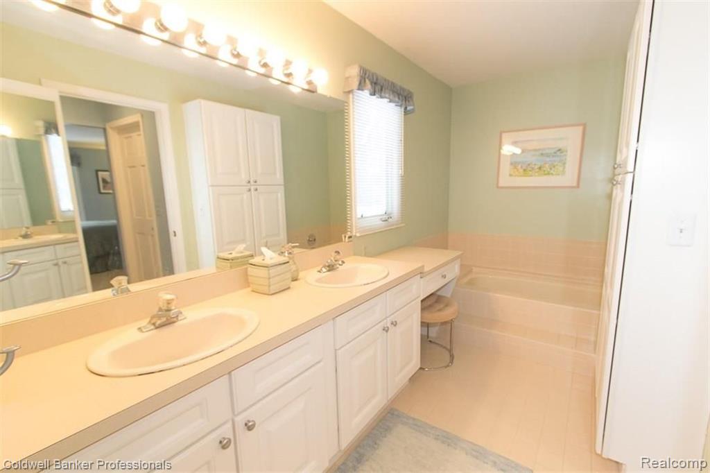 36874 Chesapeake Road Farmington Hills, MI 48335 - Photo 26 of 46