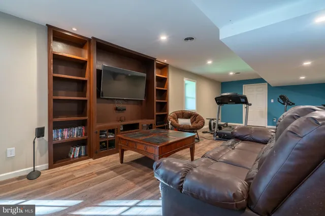 $725,000 | 5933 Woodridge Drive, Green Lane, PA 18054