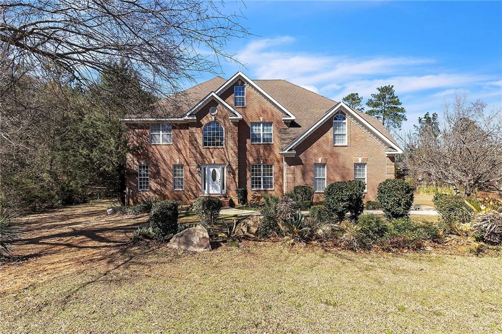 a view of a house with a yard