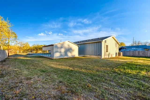 a view of a house with backyard and garden