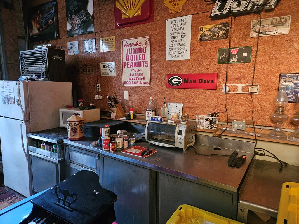595 Hudson Mill Road Hamilton, GA 31811 - Photo 19 of 76 kitchenette in shop