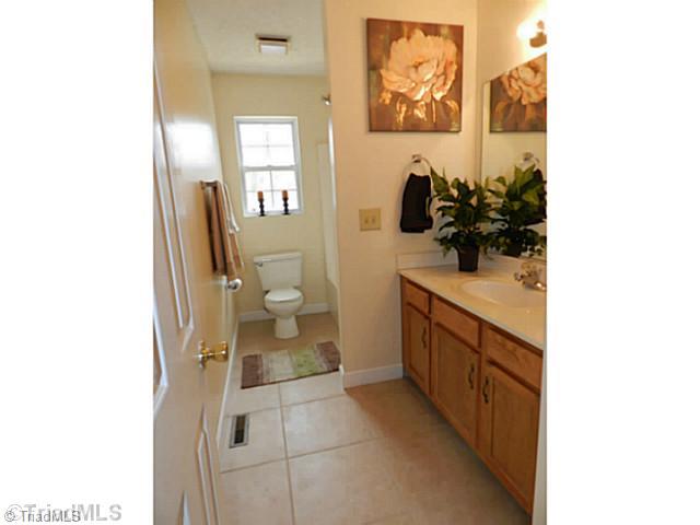 355 Robbins Road Winston-Salem, NC 27107 - Photo 9 of 11 Bath.