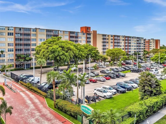 a view of a big room with a big yard