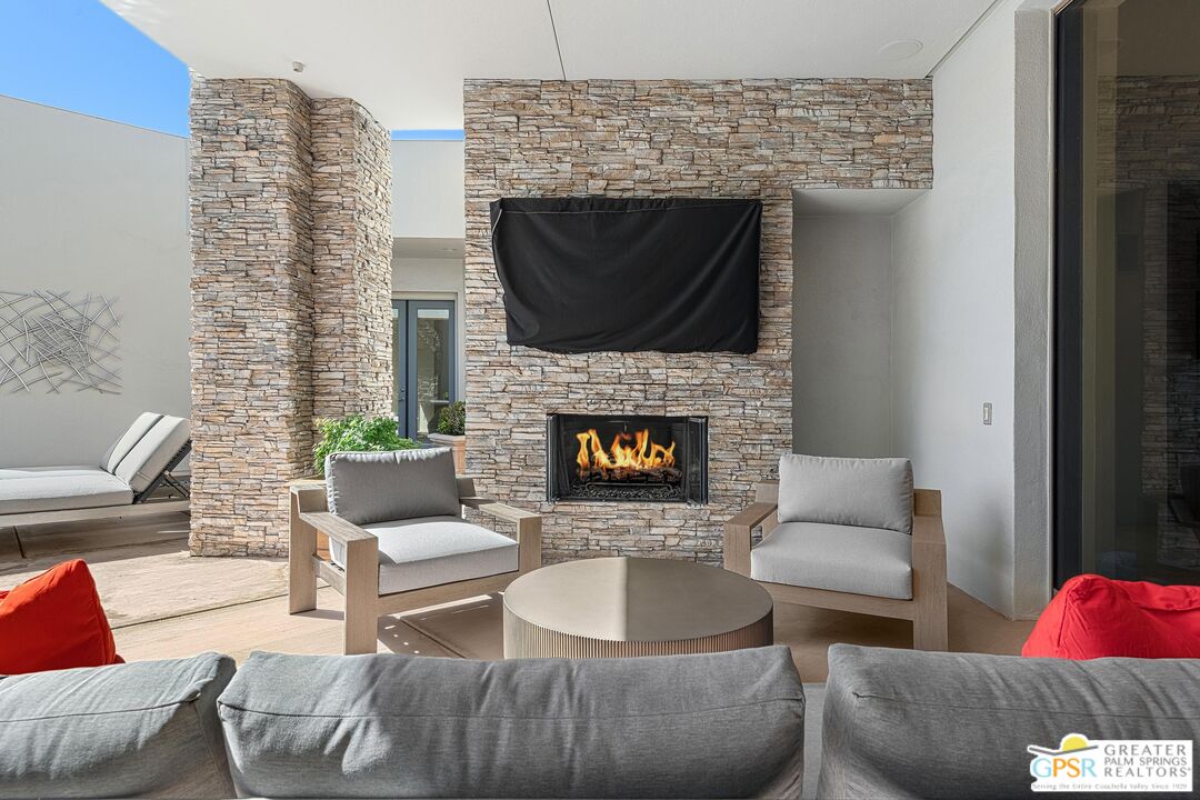 27 Ambassador Circle Rancho Mirage, CA 92270 - Photo 9 of 38