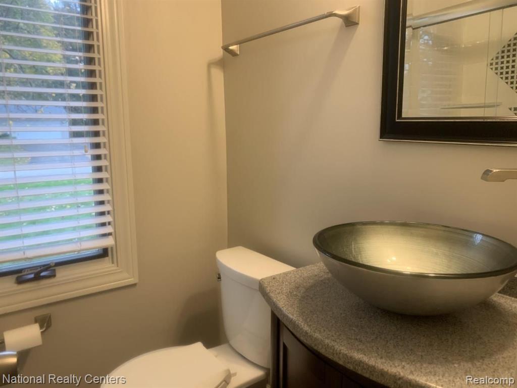 7223 Valleybrook Road West Bloomfield, MI 48322 - Photo 17 of 19